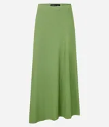 Pollera midi evasé color verde, confeccionada en tejido de punto rib con viscosa certificada, de corte asimétrico y cintura elástica.
