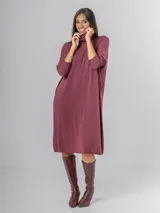 Vestido tipo polera de tejido liviano y elastizado, color vino tinto jaspeado, con cuello tortuga y mangas largas. Presenta un calce oversized.