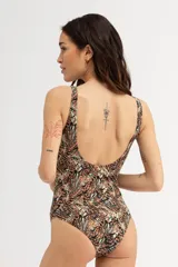 Malla entera de una pieza con escote en V profundo y nudo central en el busto. Presenta un estampado abstracto en tonos tierra, negro y verde menta.