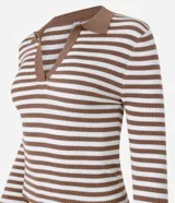 Blusa de punto con rayas horizontales marrones y blancas, cuello polo con escote en V y mangas largas.