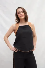 Top color crudo de lino, con breteles anchos en color blanco y corte recto.