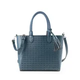 Cartera tipo tote color azul con diseño calado. Tiene doble asa corta trenzada y correa larga regulable extraíble. Cuenta con un compartimento principal con cierre, un bolsillo interno con cierre y dos bolsillos abiertos.