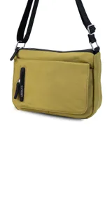 Bandolera color beige de nylon, con correa larga negra regulable. Tiene un bolsillo delantero con tapa, dos bolsillos internos (uno con cierre) y un bolsillo trasero.