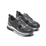 Zapatillas urbanas negras con detalles de charol y glitter, plataforma blanca con rayas horizontales negras.