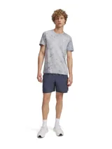 Short deportivo gris de Under Armour modelo Launch 7, con logo reflectivo en la pierna izquierda.