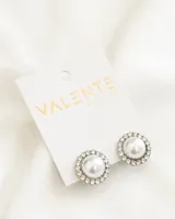 Par de aros plateados con perla central y borde de strass.