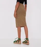 Pollera midi de poliéster con estampado de gotas color beige y negro, con abertura lateral.