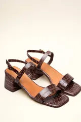 Sandalias marrones de cuero vacuno con textura tipo reptil, dos tiras y taco bloque de 4 cm.
