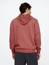 Canguro con cierre y capucha, color ladrillo, con logo GAP estampado en el frente.