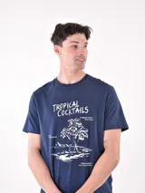Remera blanca de algodón con estampado gráfico de hojas en el frente.