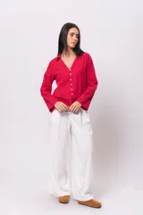 Pantalón sastrero de lino color celeste, de corte ancho y tiro alto.