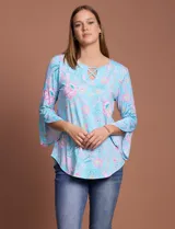 Blusa de seda fría estampada con flores en tonos celeste y rosa, marca Ruby Rd. Tiene cuello redondo con escote en V entrelazado y mangas 3/4 acampanadas.