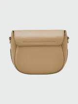 Bandolera de cuero color beige con correa ancha de tela con el logo de la marca en color crudo.