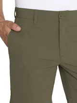 Short de hombre color verde oliva, de corte recto y largo a la rodilla. Confeccionado en tejido liviano de secado rápido con protección UV 50+.