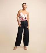 Blusa de viscosa satinada con estampado floral, breteles finos ajustables, escote en pico y volado diagonal.