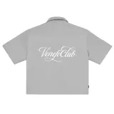 Camisa de manga corta a rayas verticales grises y blancas con cuello clásico y corte boxy. Estampado en la espalda con el texto "Venefo Club" en color blanco.