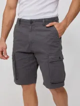 Bermuda cargo gris con bolsillos laterales y traseros con solapa.