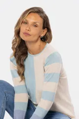 Buzo de tejido fino a rayas combinado, confeccionado en algodón. Diseño con bloques de color en beige y celeste, mangas largas y cuello redondo.