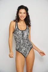 Malla entera de lycra negra, con espalda deportiva y cierre frontal.