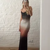 Vestido largo de microtul elastizado con forro, con breteles finos y escote drapeado. Diseño degradado en tonos negro, marrón y gris.