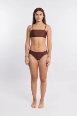 Top de bikini color marrón chocolate, estilo banda o recto, con tirantes finos ajustables.