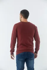 Sweater negro de algodón con cuello redondo y logo bordado en el pecho.