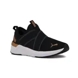 Championes Puma Softride Harli Slip On para mujer, color negro con detalles en dorado y suela blanca. Diseño slip-on con bandas elásticas cruzadas en el empeine y logo de Puma en dorado.