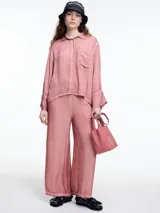 Pantalón amplio gris de viscosa teñida en frío, con efecto gastado, cintura elástica y calce relajado.