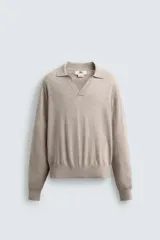 Sweater tipo polo color beige, de punto con mezcla de algodón y lana, corte regular fit, cuello solapa con abertura en V y mangas largas con terminaciones en rib.