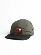 Gorro de gabardina color verde oliva con visera negra y parche rectangular con diseño de montañas y texto "Adventure".