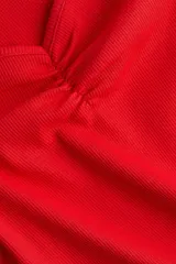 Top rojo de algodón en punto acanalado de raya fina, de manga corta con escote bote extraamplio y costura fruncida en el busto.