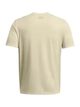 Remera color arena de Under Armour, con logo de la marca estampado en el pecho con patrón de camuflaje.