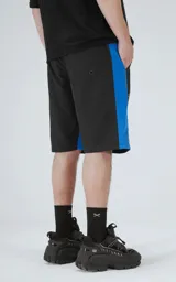 Short negro con cintura elastizada, cordón de ajuste y bolsillos laterales. Presenta una franja azul en los laterales.