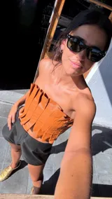 Top strapless de cuero negro con tablitas y elástico en la espalda.