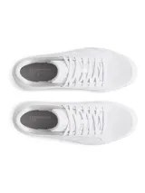 Championes Under Armour UA W Official, color blanco con detalles en naranja.