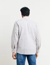 Camisa celeste de manga larga con cuello button-down, confeccionada en tejido rústico de algodón y lino.