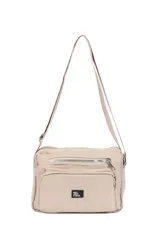 Bandolera color beige con correa ajustable y varios bolsillos con cierre.