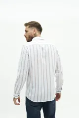 Camisa de manga larga para hombre, color blanco con rayas verticales finas en tonos grises y azules. Confeccionada en una mezcla de lino y algodón, de corte semi slim y logo bordado en el pecho.