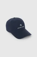 Gorra de béisbol azul marino con logo bordado en blanco.