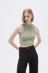 Chaleco verde pálido de punto con cuello alto y diseño trenzado.