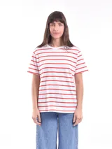 Remera gris de corte recto y mangas cortas.
