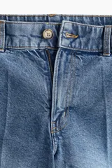Pantalón de jean celeste de corte ancho, tiro alto y largo cropped.