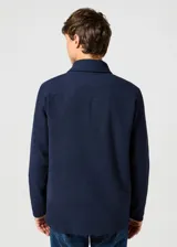 Campera Wrangler azul marino de paño con cuello clásico, cierre frontal con botones a presión, cuatro bolsillos frontales con solapa y puños con botón.