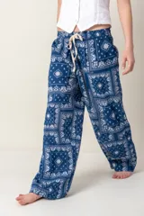 Pantalón de corte recto con cintura elastizada y cordón ajustable, con estampado de rayas verticales multicolores.