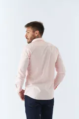 Camisa estampada para hombre, corte slim, manga larga, logo bordado y cartera con botones.