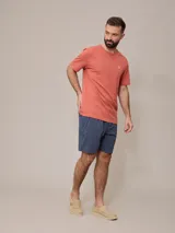 Short de baño verde agua texturizado con cintura elástica y cordón ajustable.