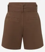 Short corto color marrón, de tiro medio, con cinturón de la misma tela y bolsillos laterales.