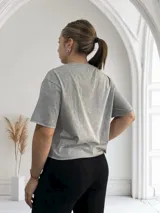 Remera celeste con efecto acid wash, corte holgado y mangas cortas.