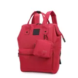 Mochila de canvas color rojo, con múltiples compartimentos, incluyendo un monedero y bolsillos laterales.