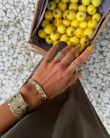 Anillo ancho de alpaca con textura irregular.